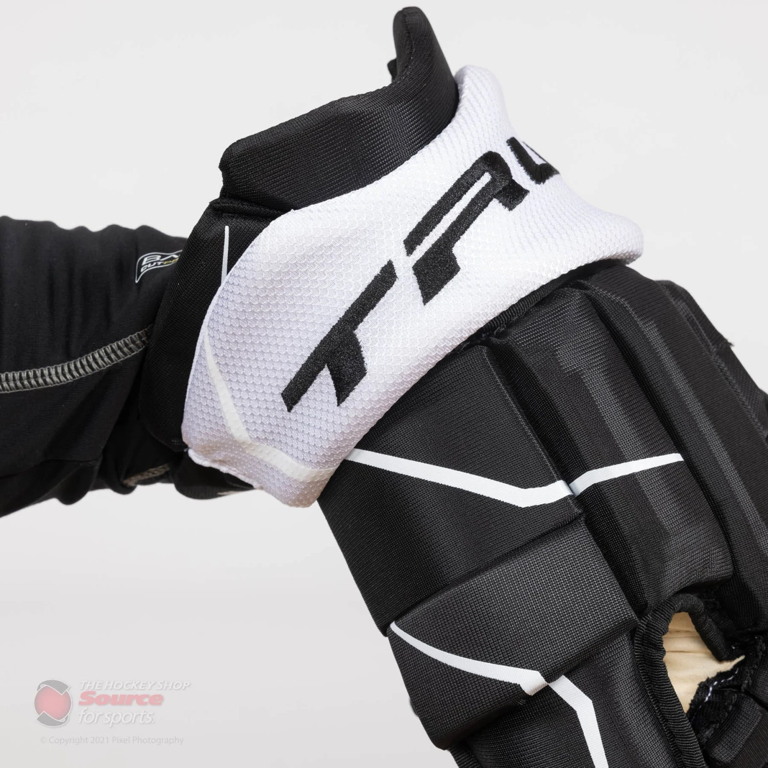 TRUE Catalyst M16 Senior Hockey Gloves S21 6 TRUE Catalyst M16 Senior Hockey Gloves S21 - Image 6
